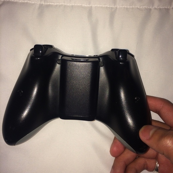 2 Xbox 360 Controllers - Picture 5 of 5